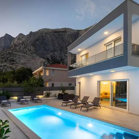 Holiday home In With Jacuzzi Bast