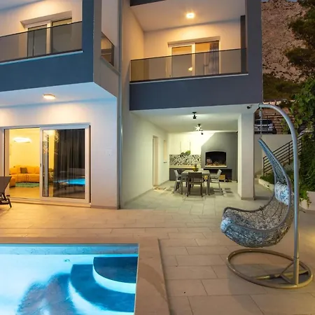 Holiday home In With Jacuzzi Bast