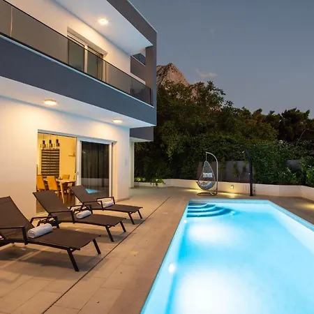 Holiday home In With Jacuzzi Bast