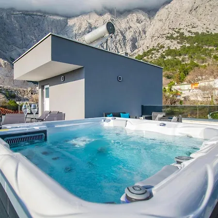 In With Jacuzzi * Bast